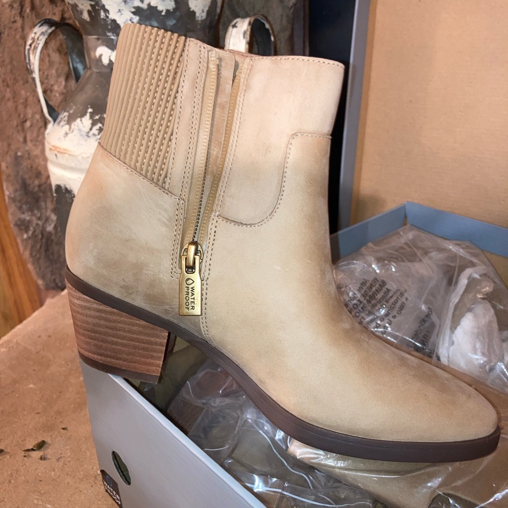 Vionic NIB Ankle Boots Sz 6.